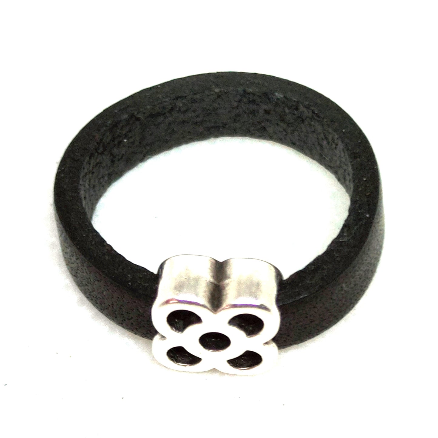 Anillo cuero negro con flor de Barcelona de metal 