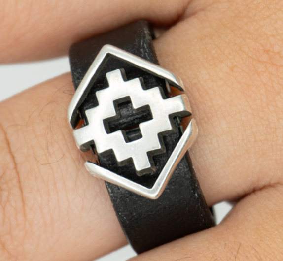 Anillo geométrico en dedo