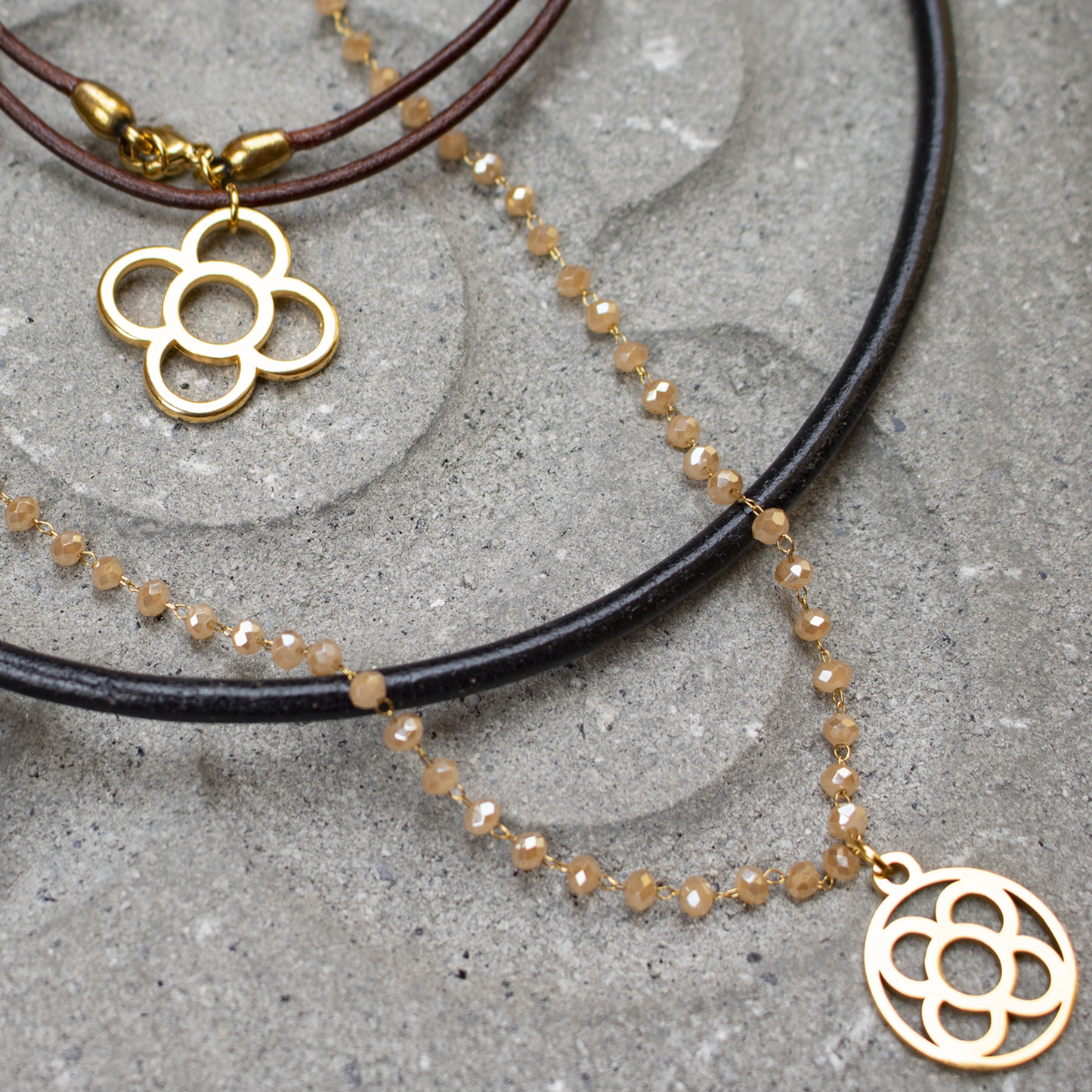 3 collares de la Colección Barcelona encima baldosa real