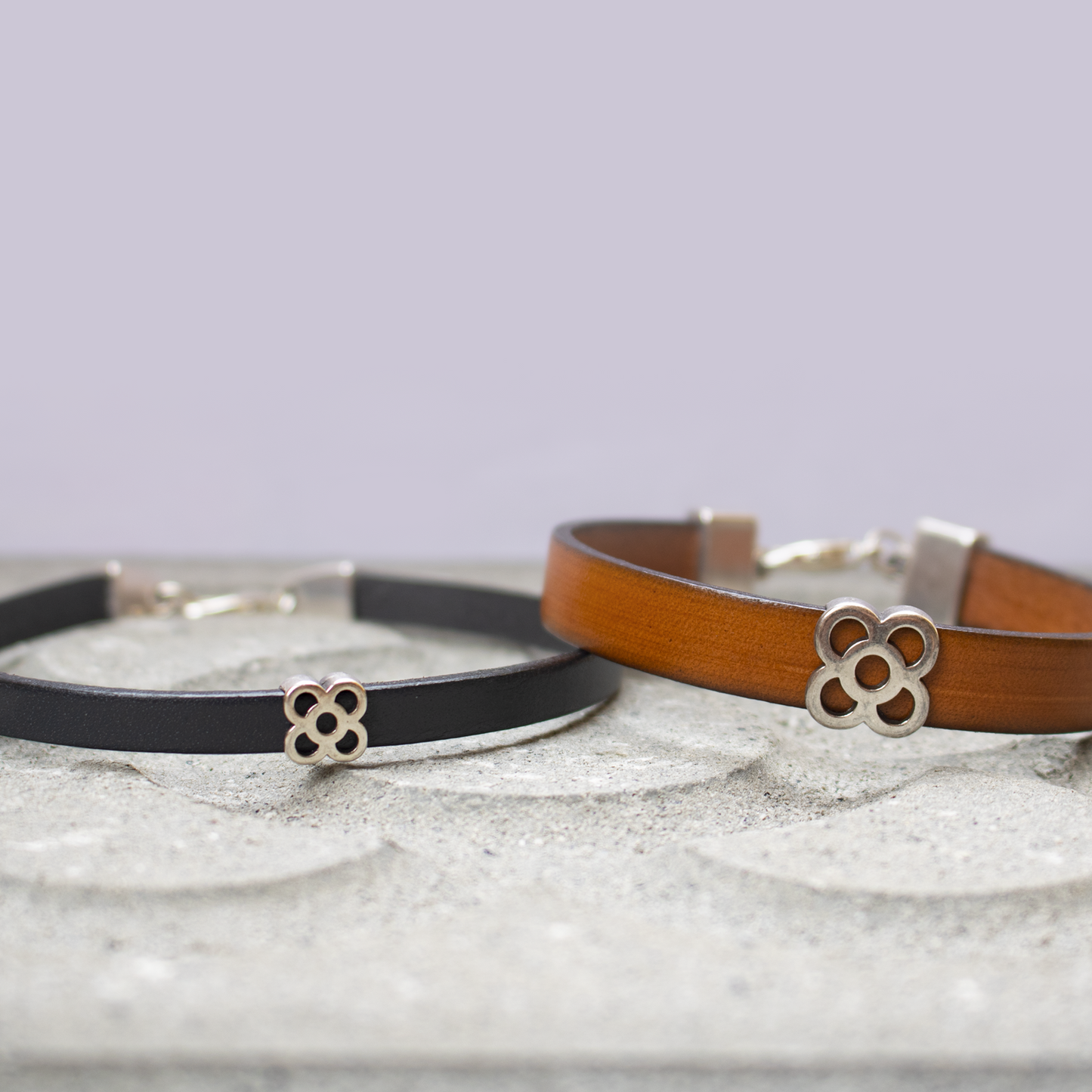 Pulseras de la Colección Barcelona encima de baldosa real