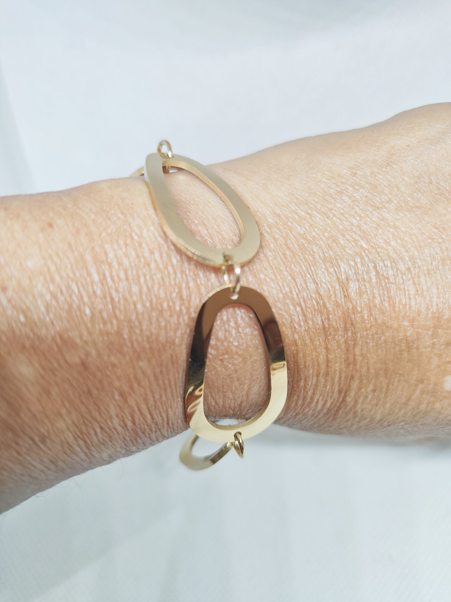Pulsera eslabones de acero dorada puesta