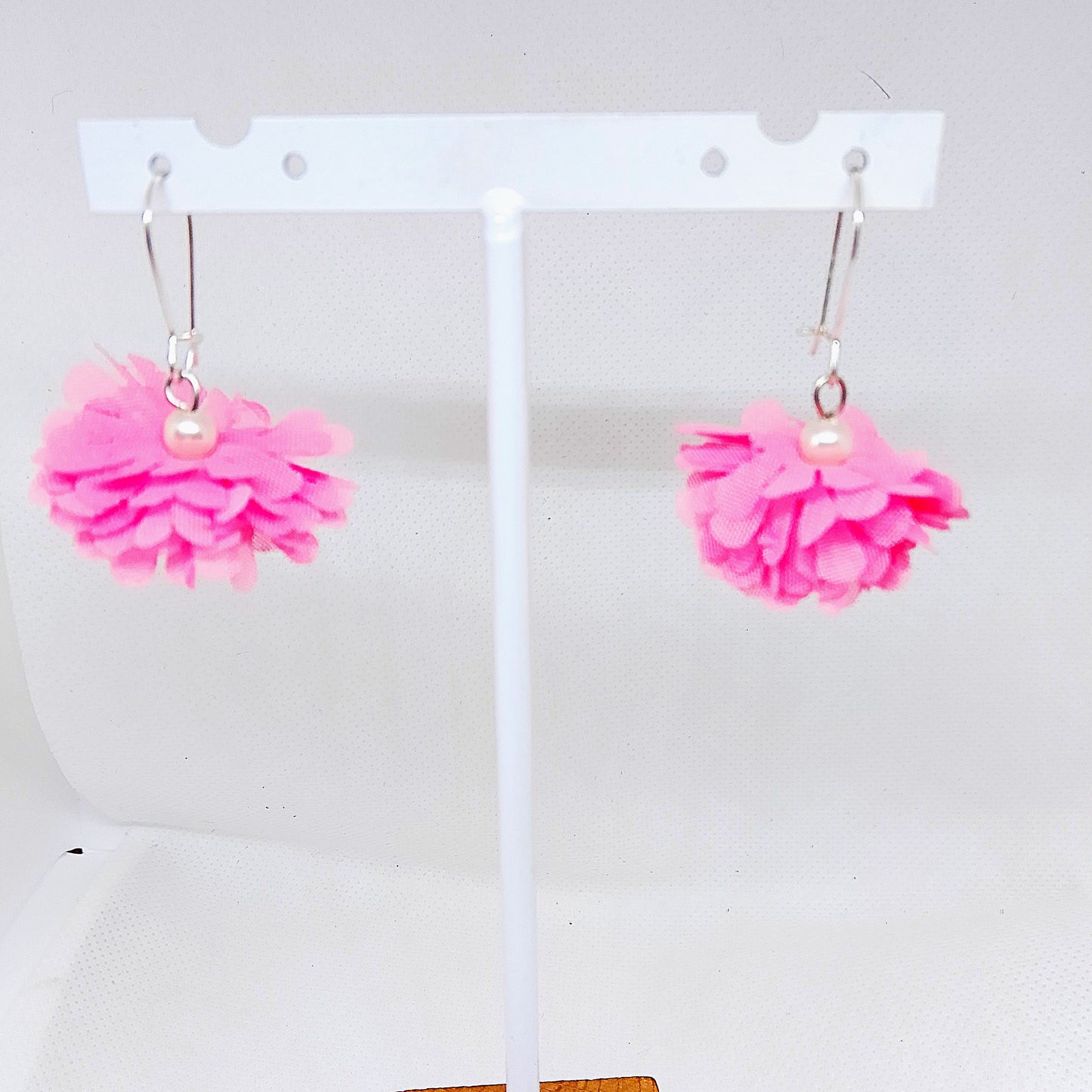 Pendientes de flor rosa y perla