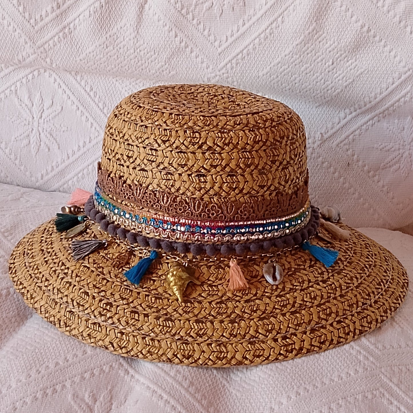 Sombrero de rafia color camel adornado con cintas , borlas y dijes