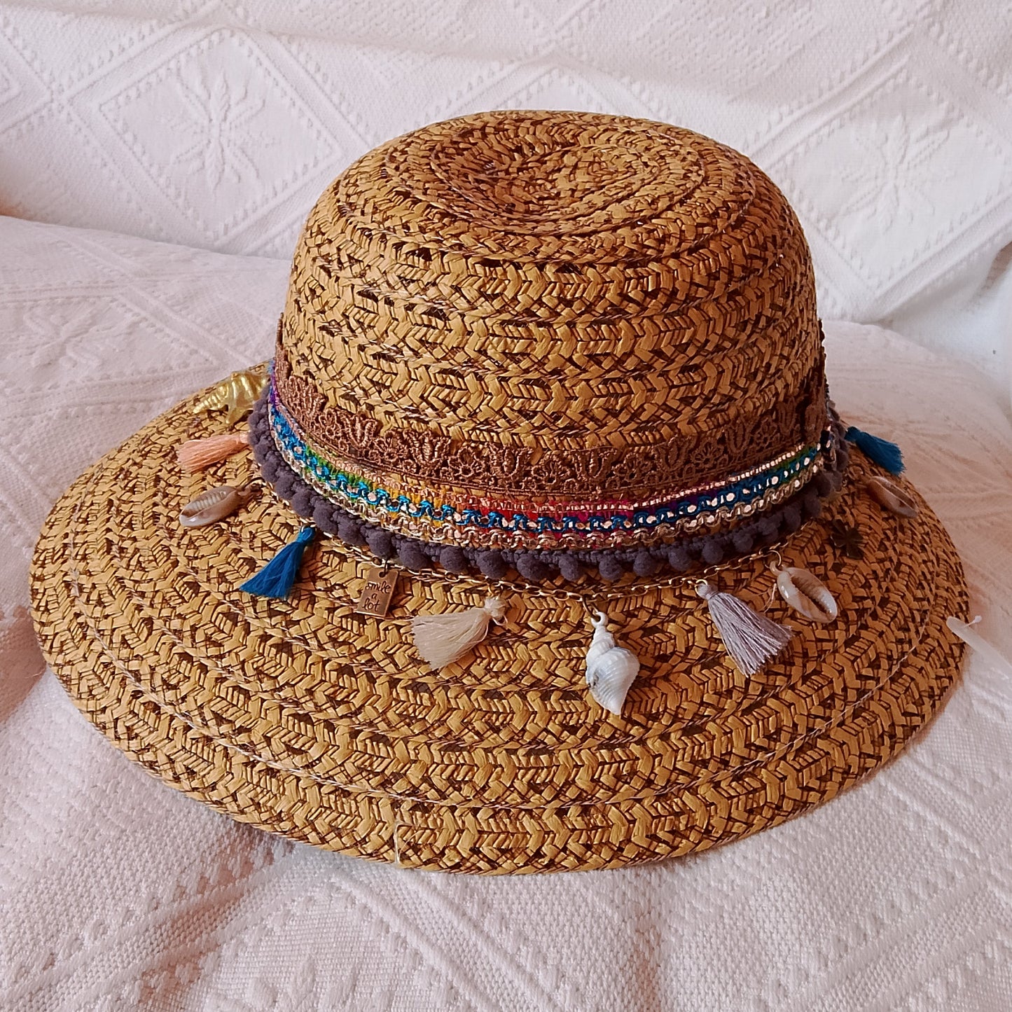 Sombrero de rafia color camel adornado con cintas , borlas y dijes