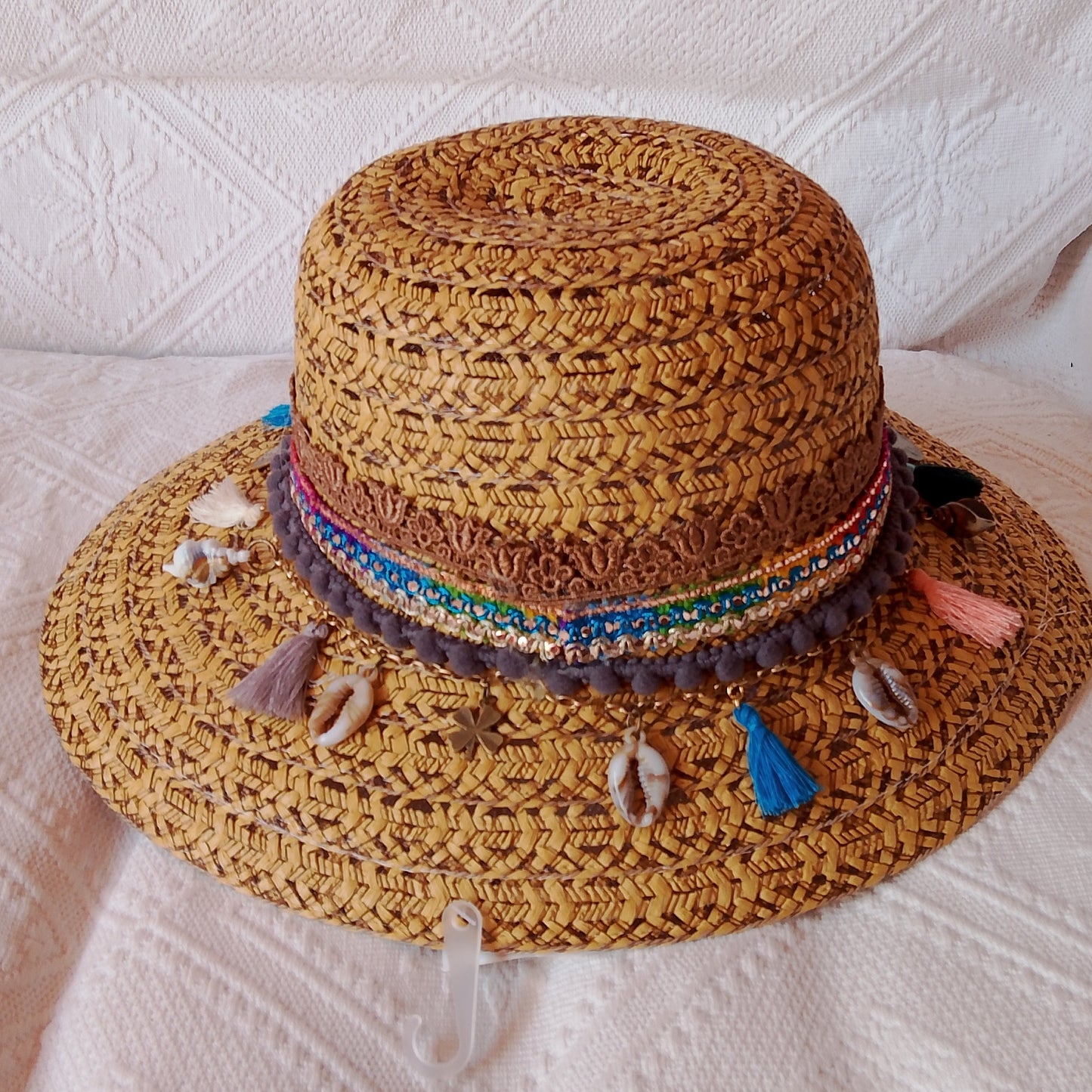 Sombrero de rafia color camel adornado con cintas , borlas y dijes