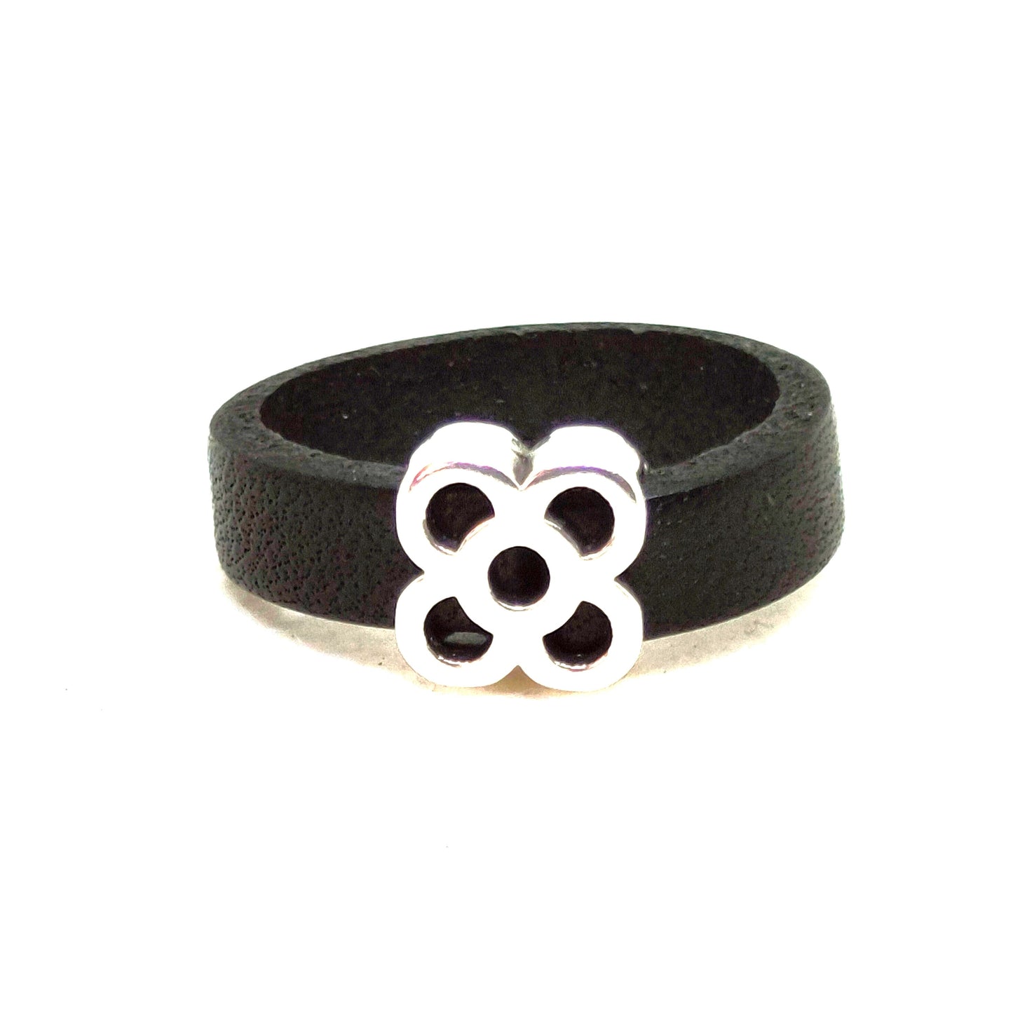 Anillo cuero negro con flor de Barcelona de metal de frente