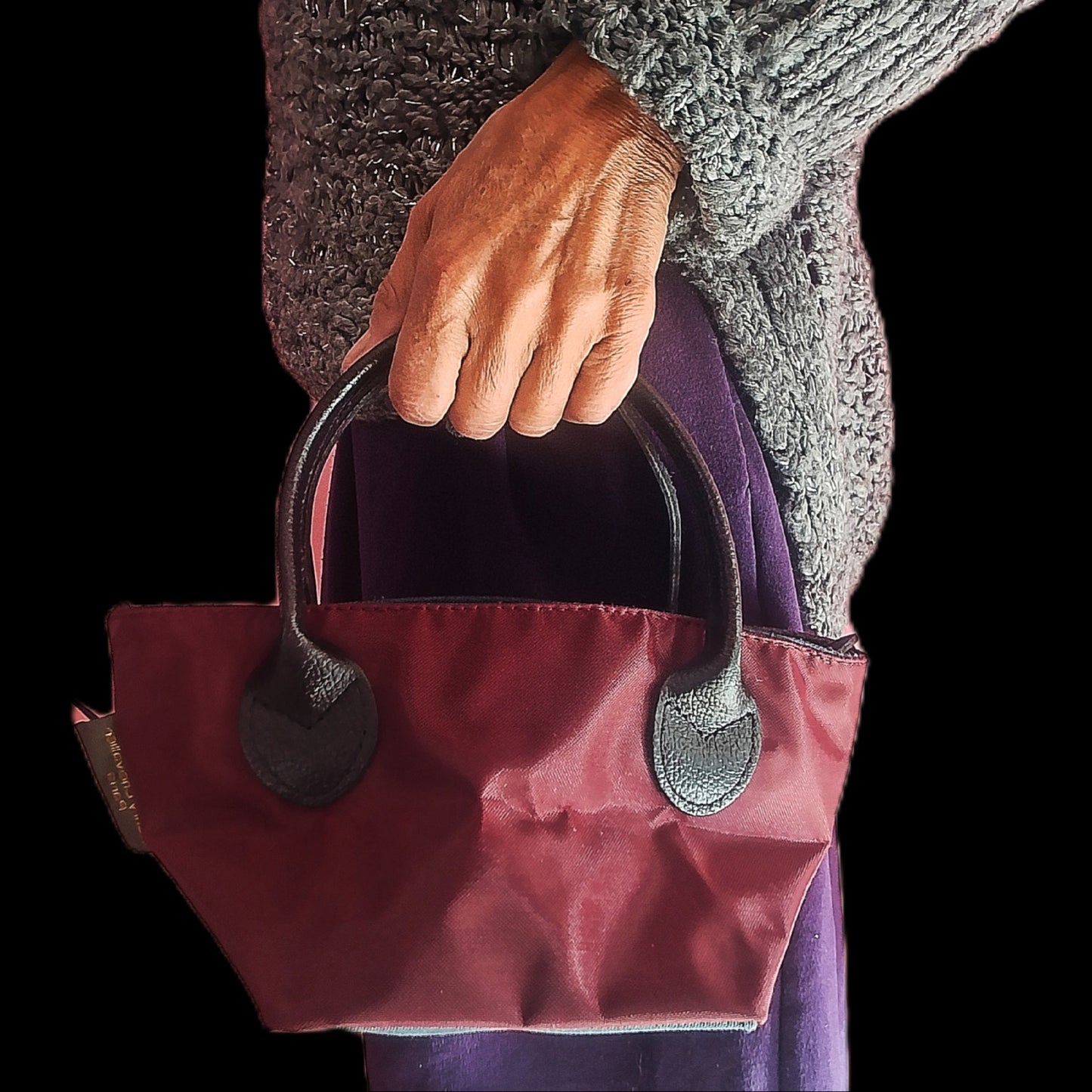 Bolso pequeño granate en modelo