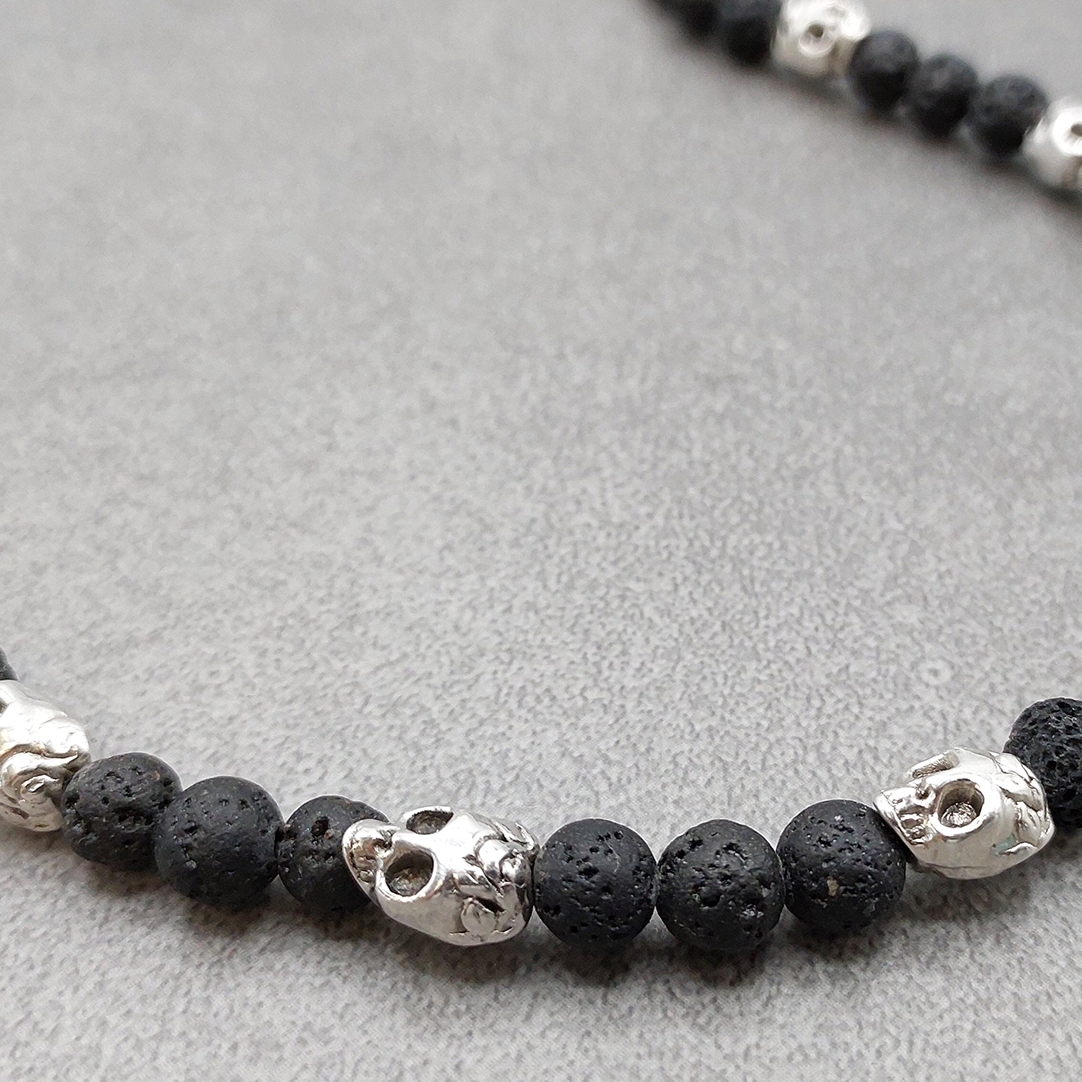 Bolas de piedra volcánica negra y calaveras