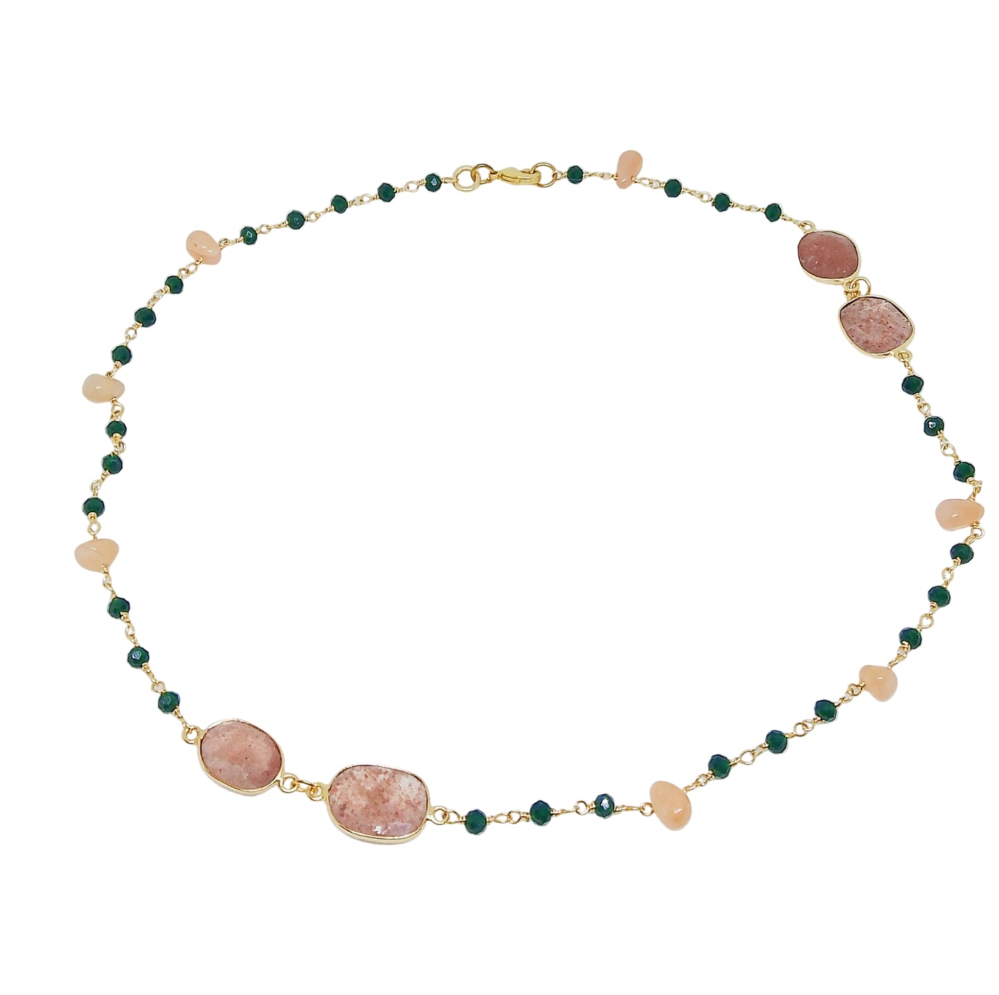 Gargantilla artesanal con piedras de colores naturales y cierre dorado. Colores verde oscuro y beige