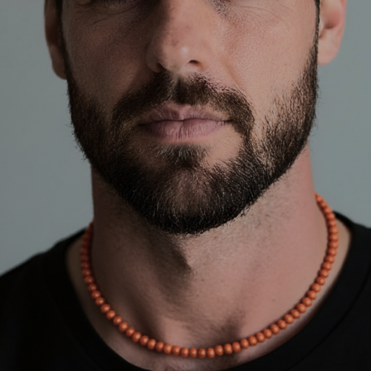 hombre con collar de bolas de madera anaranjado