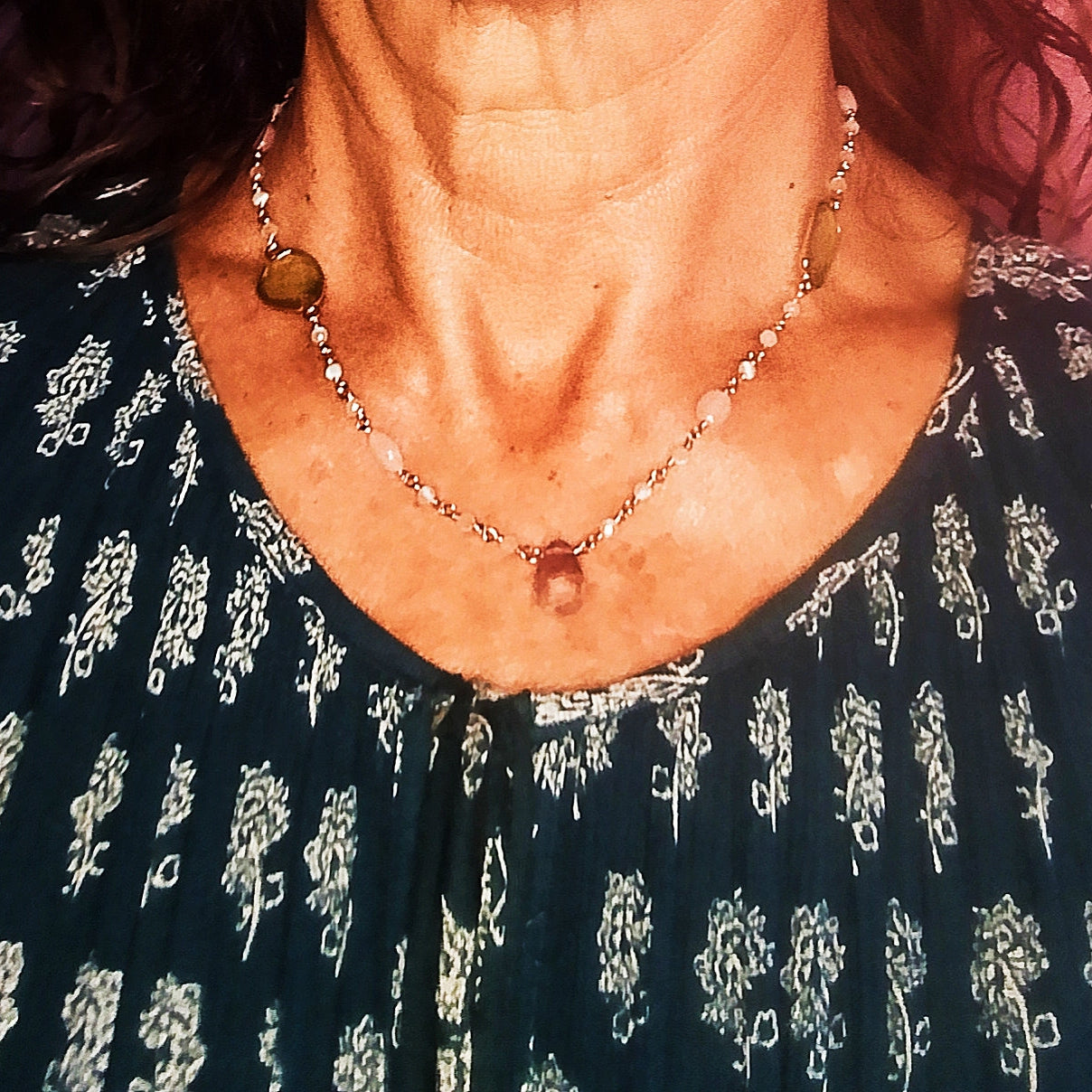 gargantilla de piedras en colores lavanda y rosa puestas en mujer