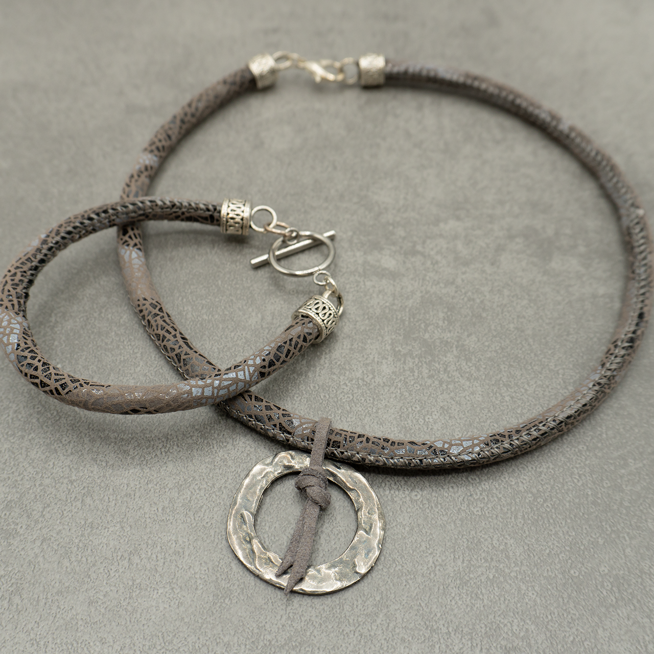 Conjunto collar y pulsera codón de piel gris