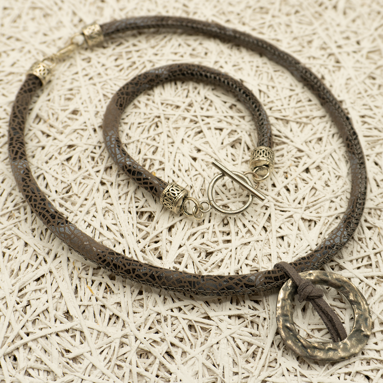 Conjunto collar y pulsera de cordón gris estampado