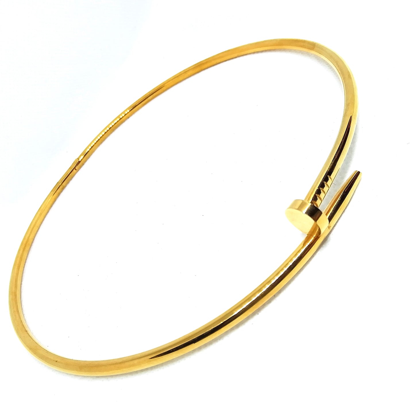 Collar rígido dorado de acero en forma clavo visto de lado