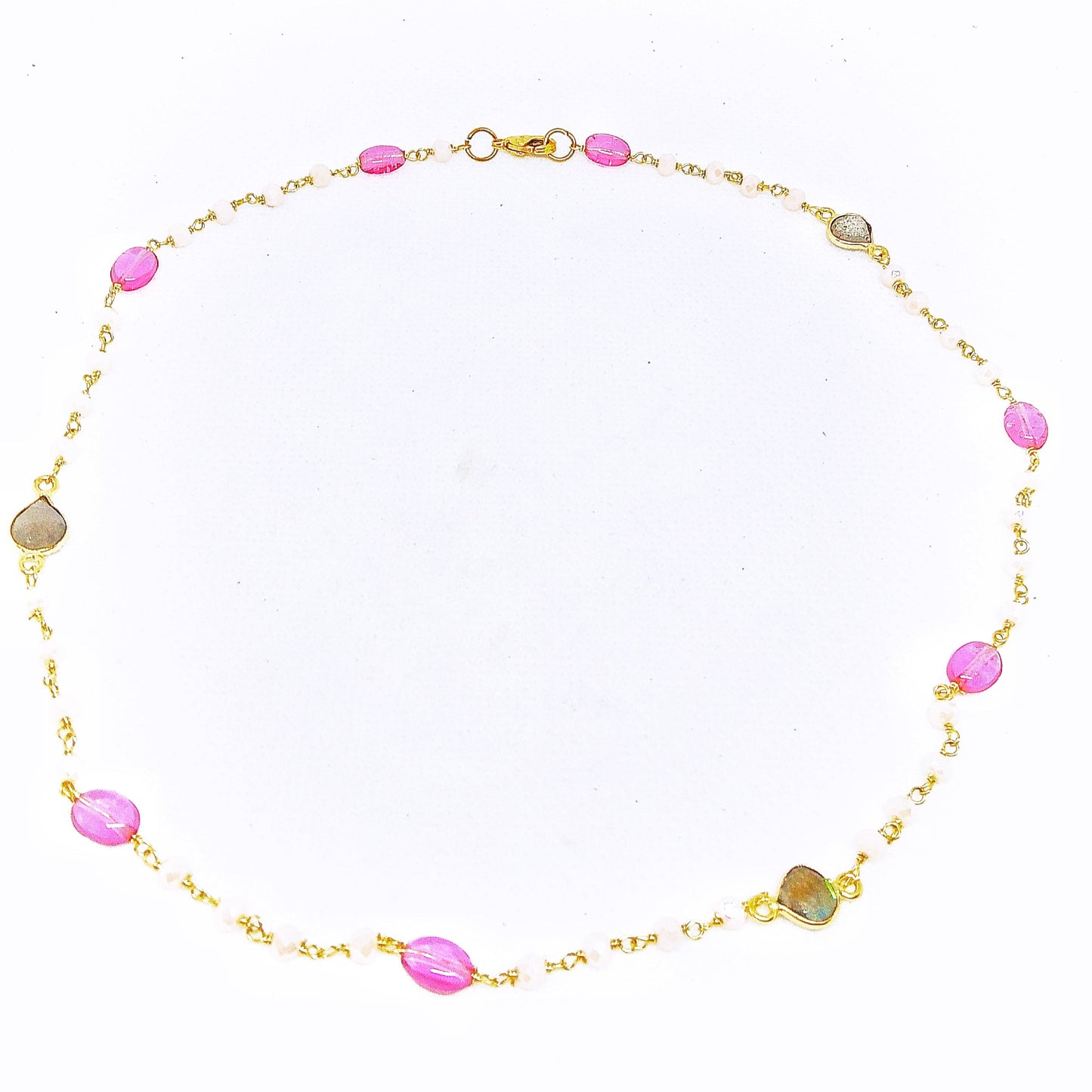 Gargantilla artesanal con piedras de colores naturales y cierre dorado en color gris y rosa