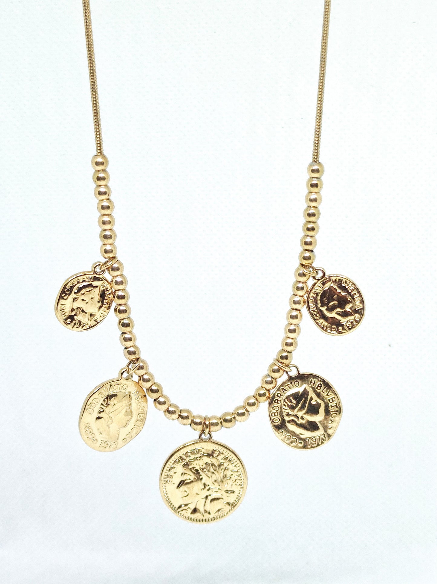 Collar monedas dorado colgado