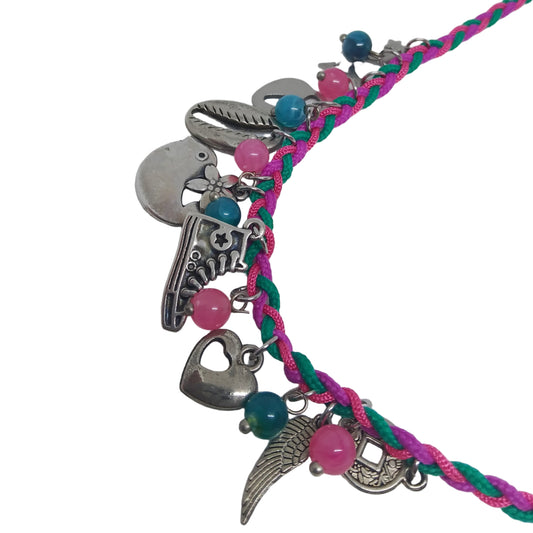 collar niña de hilos trenzados en rosa y verde y charms y bolitas de lado