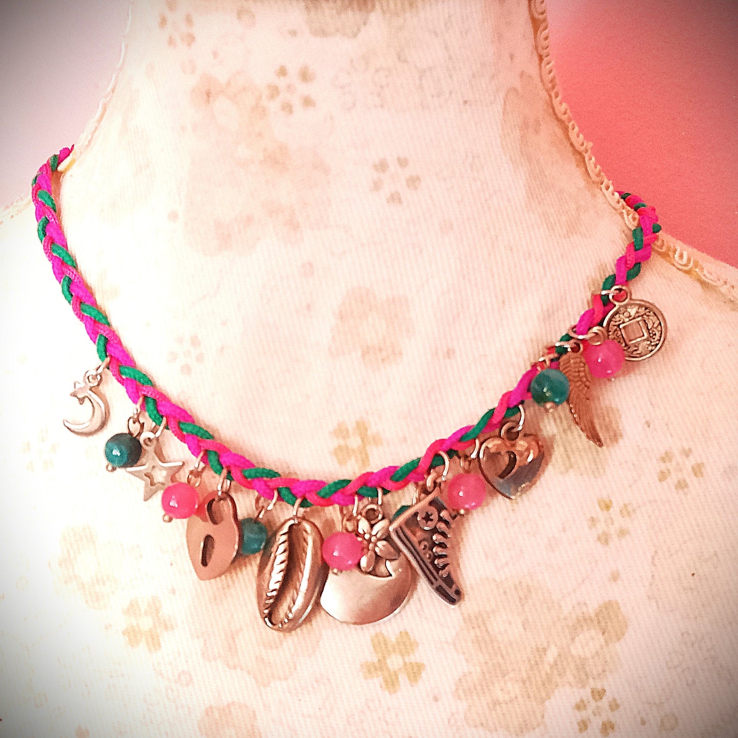 collar niña de hilos trenzados en rosa y verde y charms y bolitas en maniquí