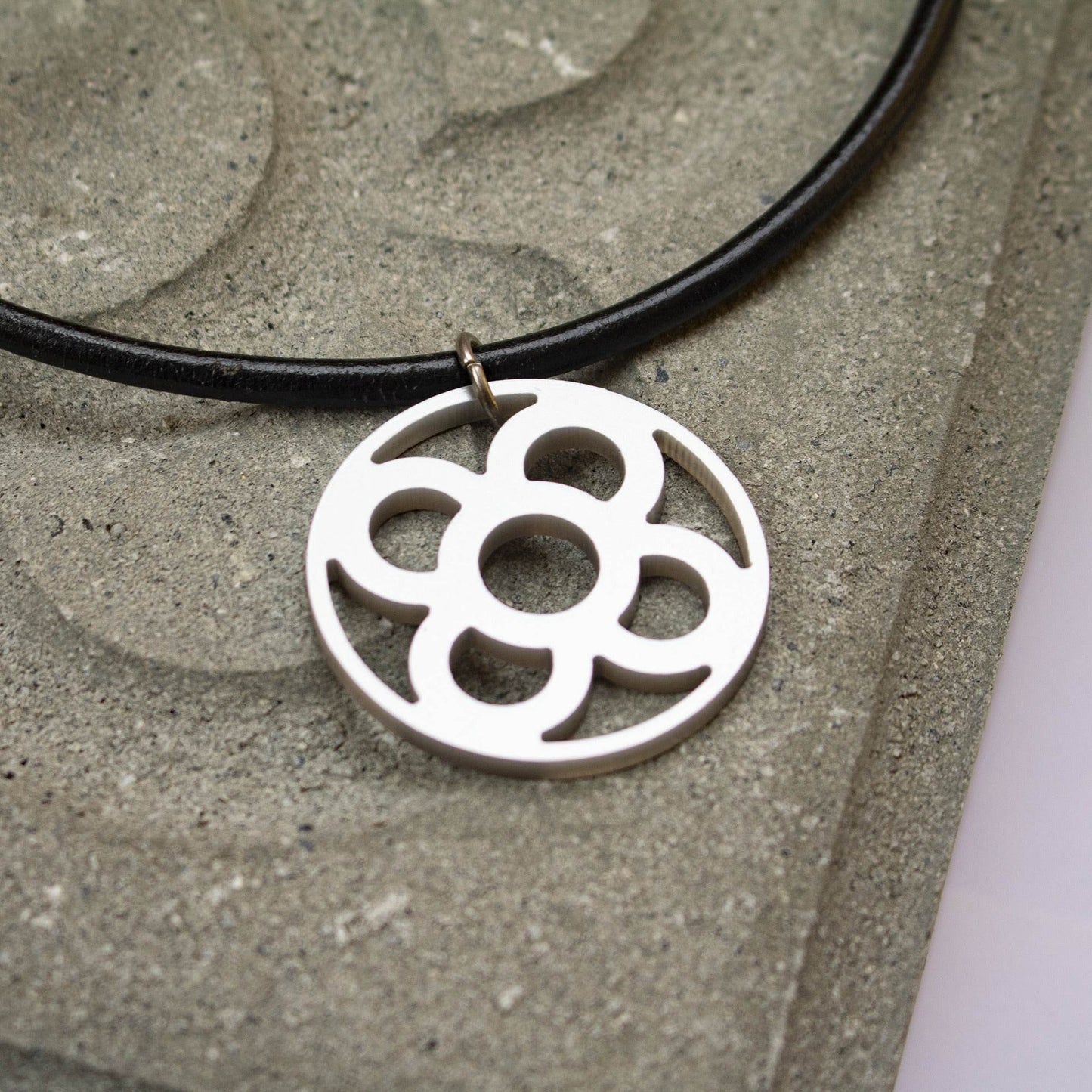 Collar panot Barcelona acrílico - Evam Joies