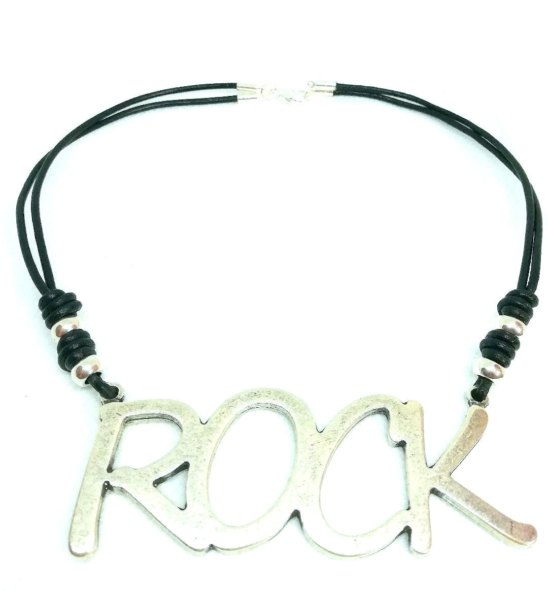 Collar corto de cuero y pieza de metal grande con 4 letras ROCK