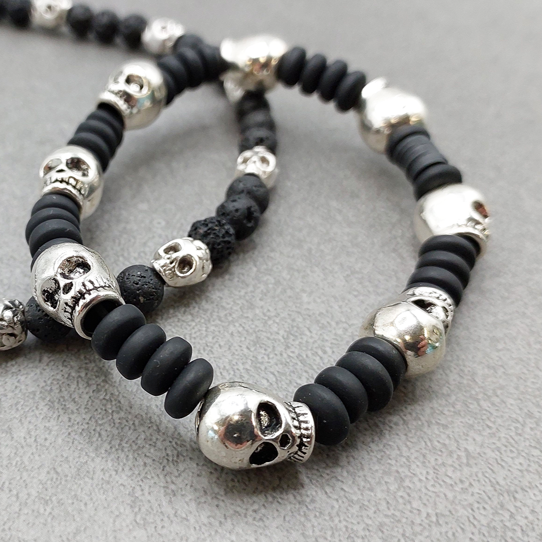 Pulsera mujer calaveras con fondo de collar hombre calaveras