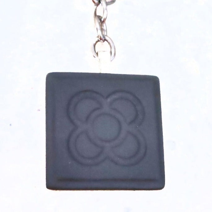 LLaveero panot de cerámica gris con anilla plateada
