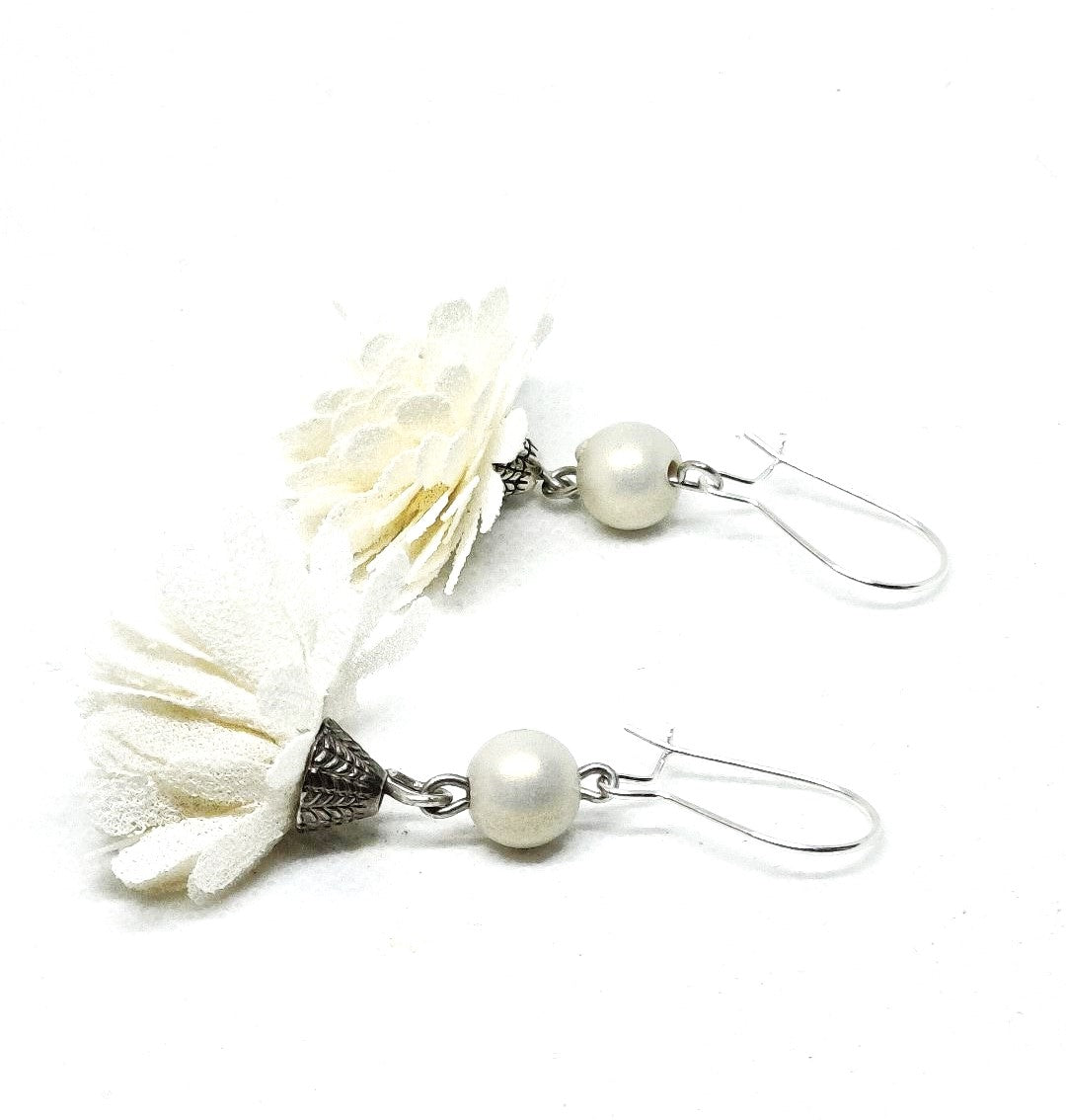 Pendientes flor margarita en color blanco