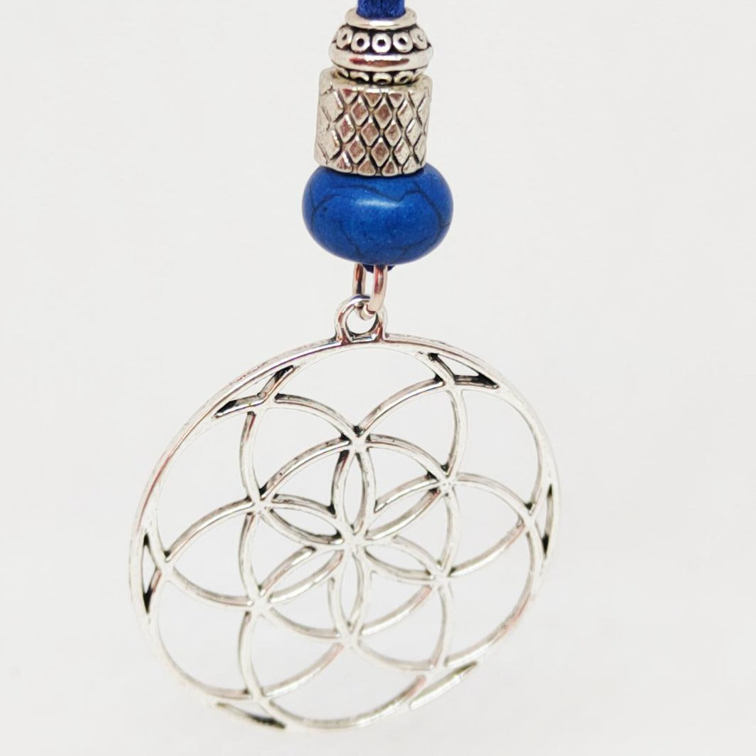 Colgante semilla de la vida cordón azul de cerca