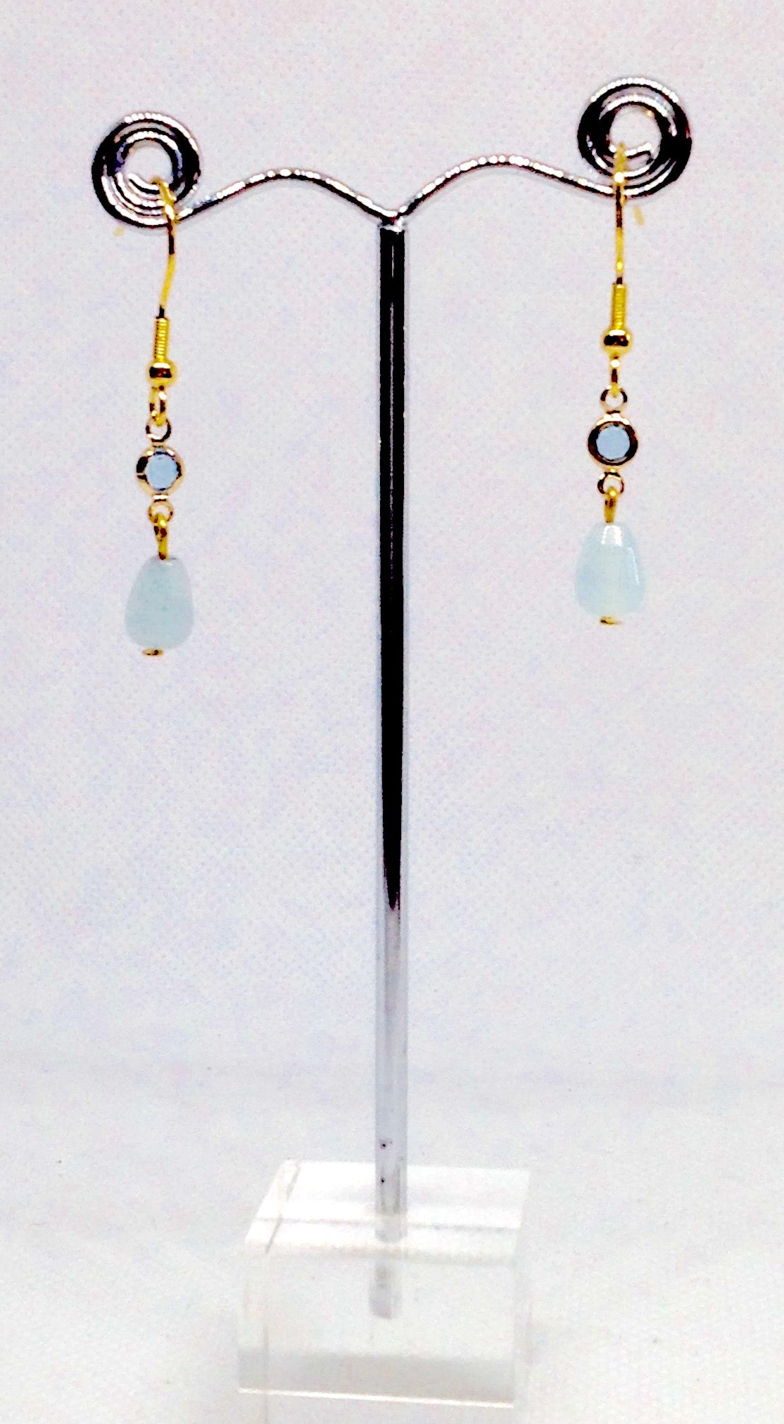 Pendientes largos de gancho dorado , más cristal azul, más gota de piedra de ágata azul celeste