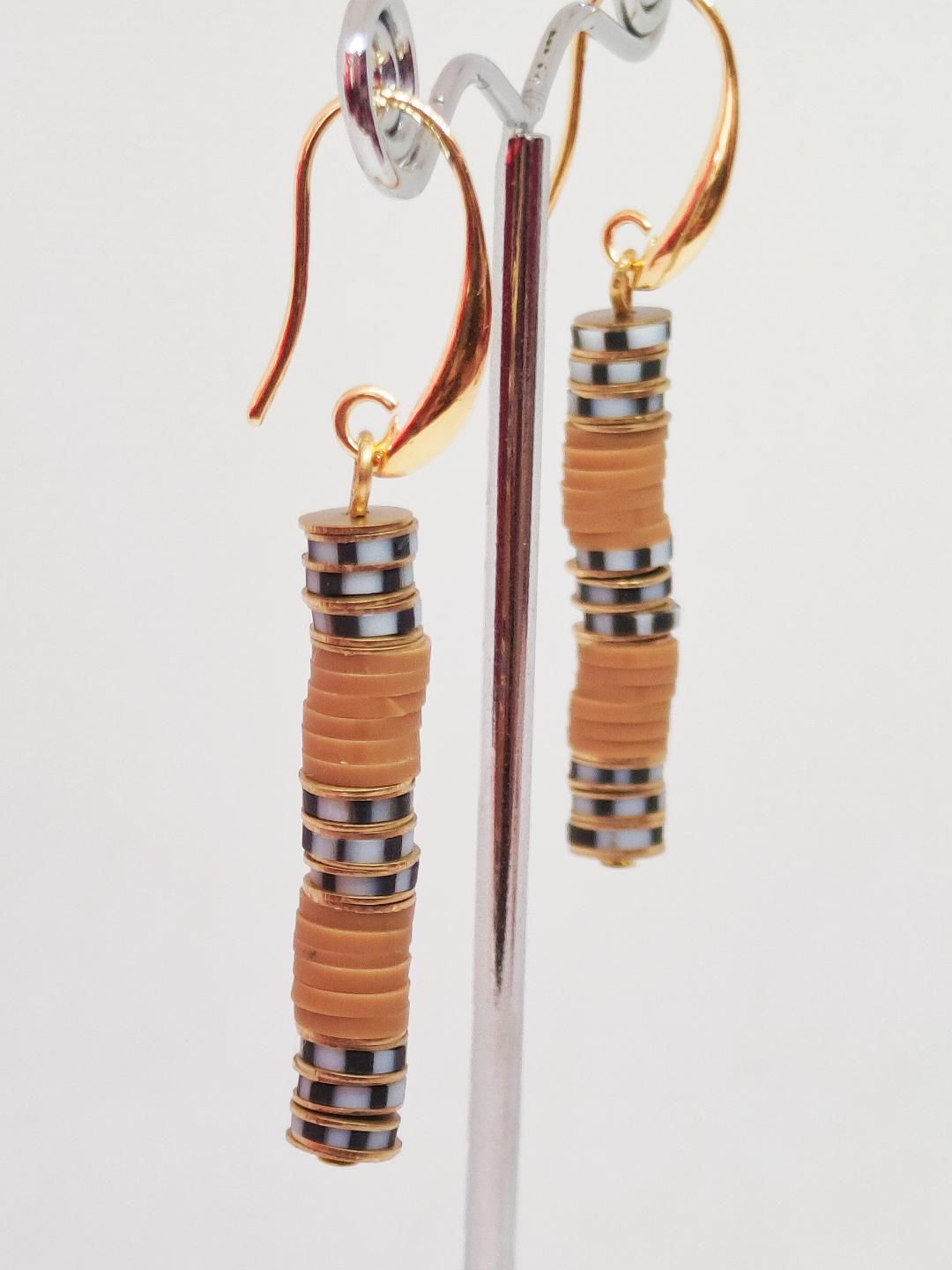 pendientes heishi marron de lado