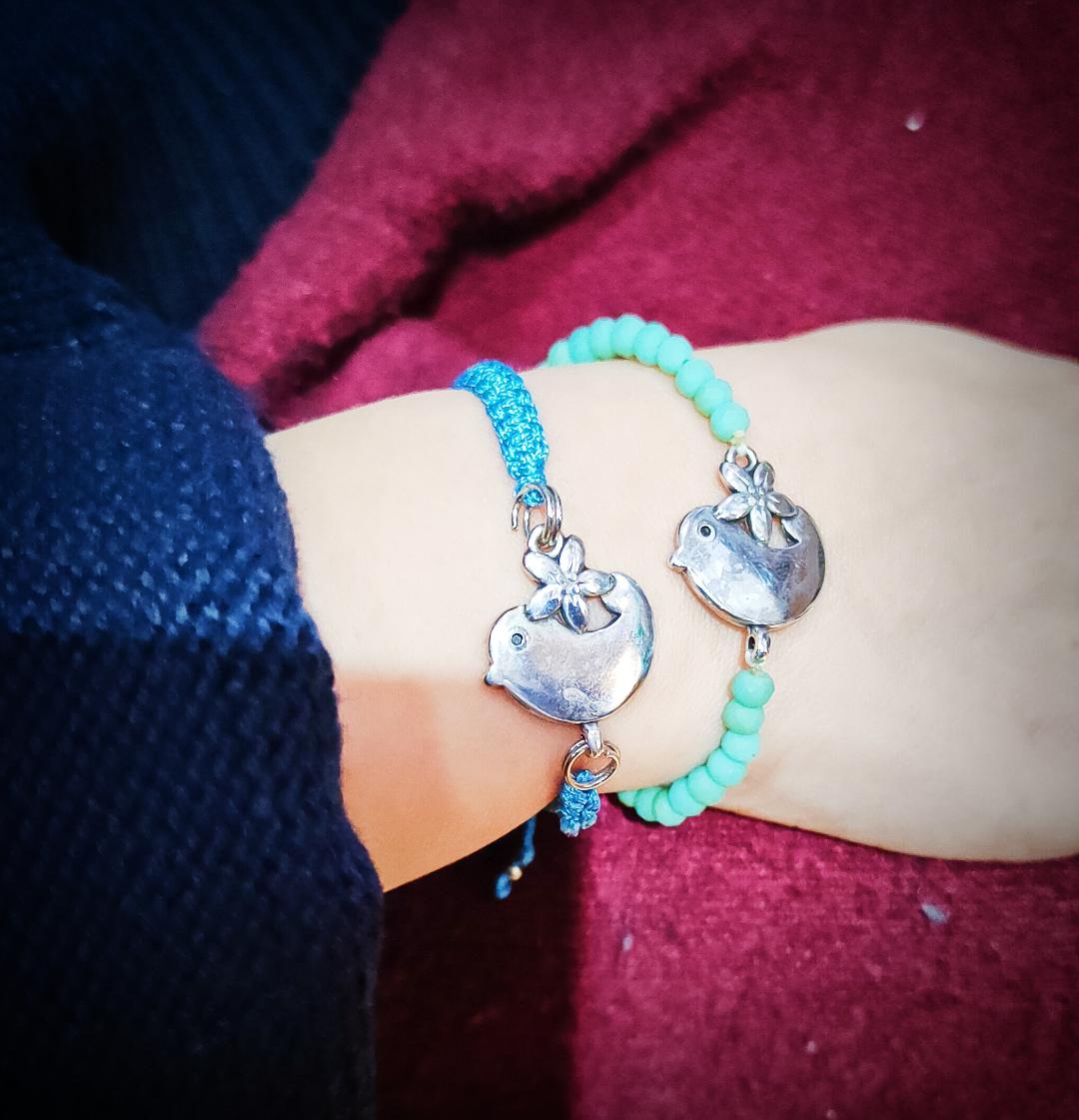pulsera de bolas verde turquesa con pájaro y flor de metal zamak