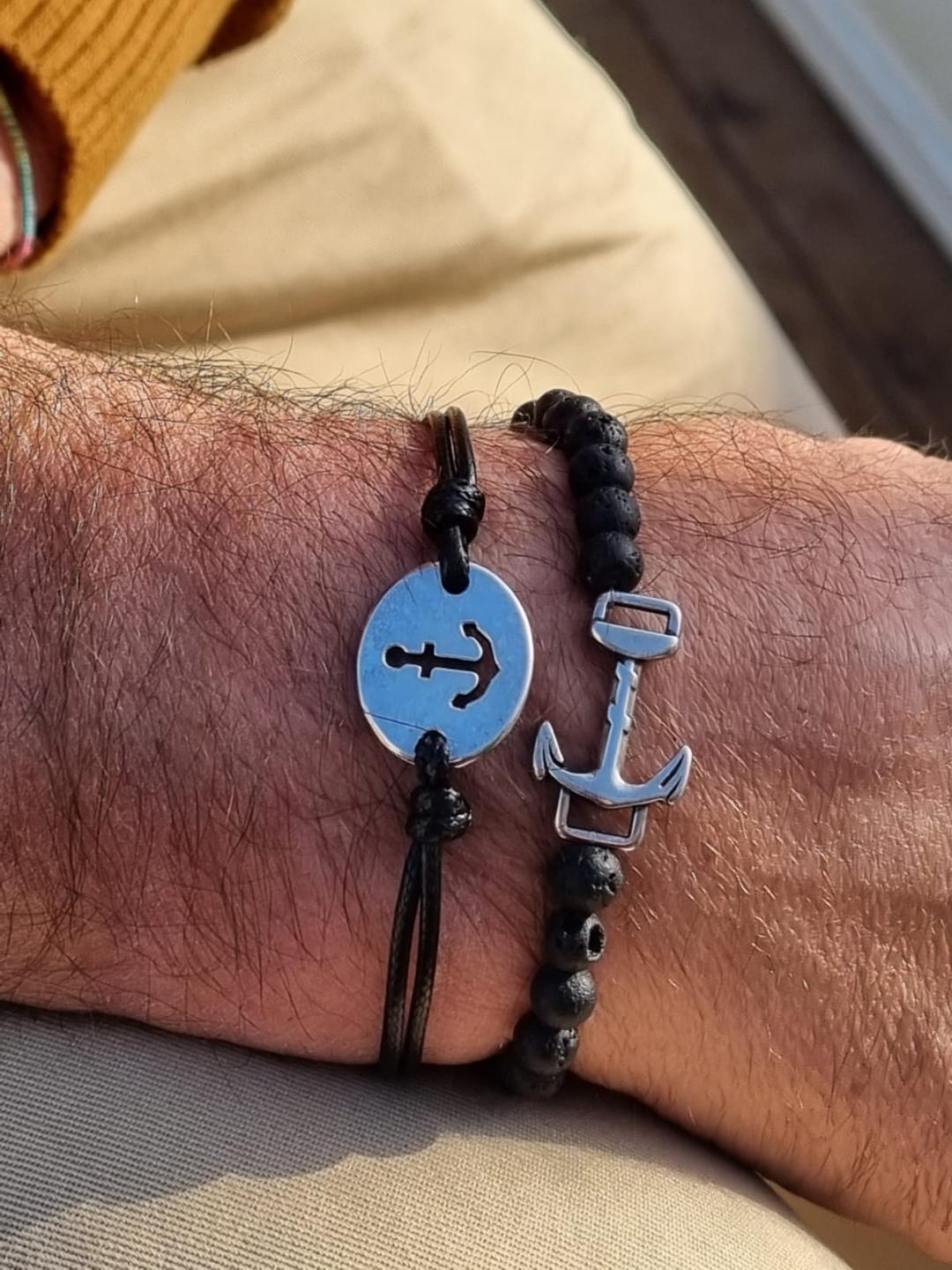 Pulsera chapa con ancla troquelada y cordon doble de algodón encerado en color negro y pulsera ancla de metal con bolas de lava negra