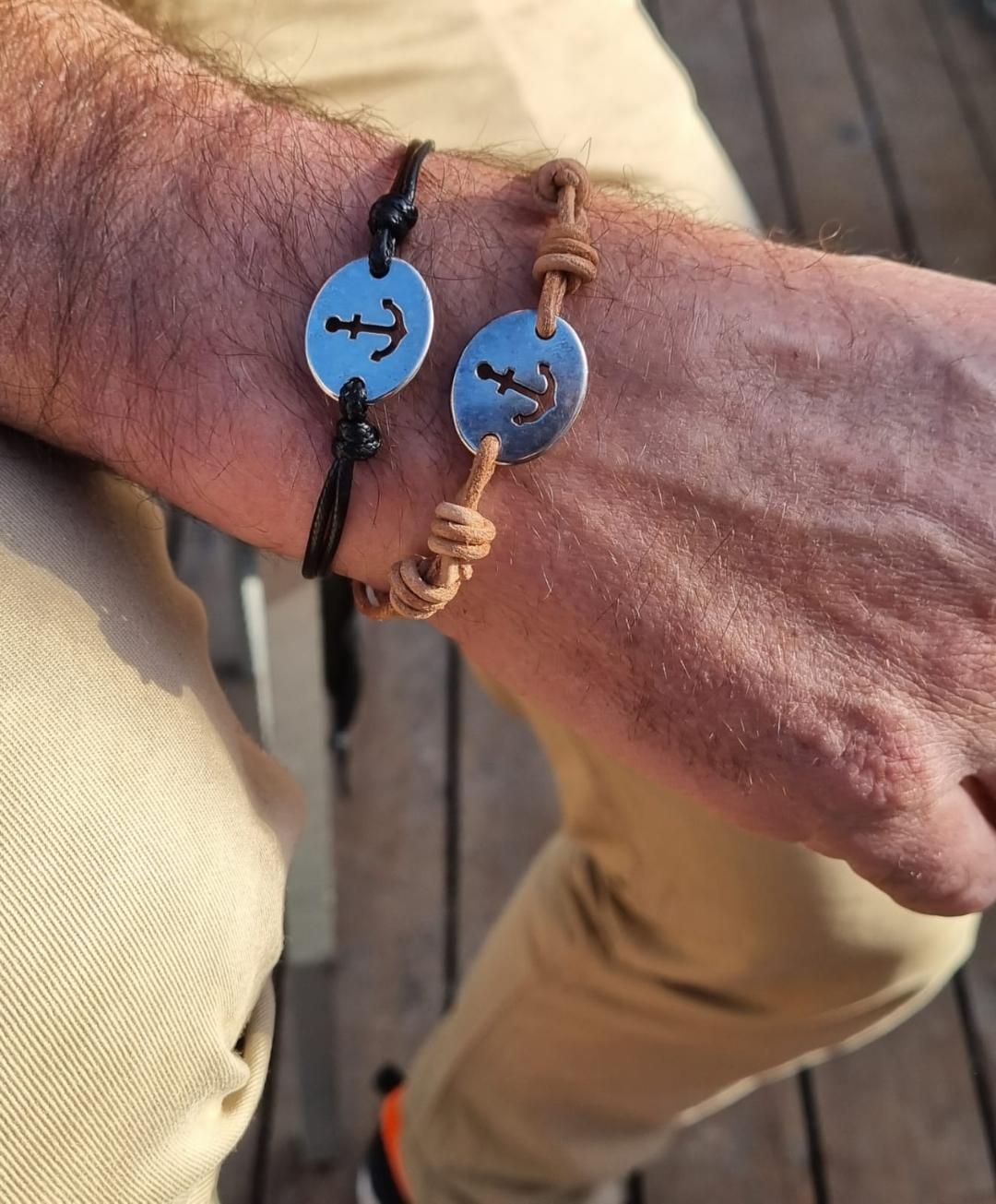 pulsera chapa con ancla troquelada y cordon doble de algodón encerado en color negro y la misma pulsera con cuero color natural y cierre nudos corredizos