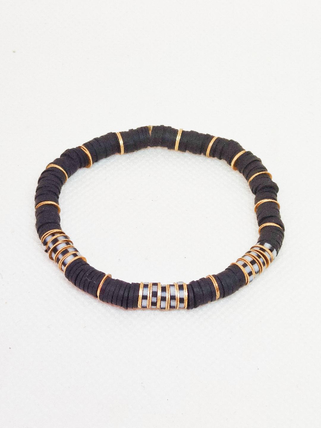 pulsera heishi negra vista diagonal