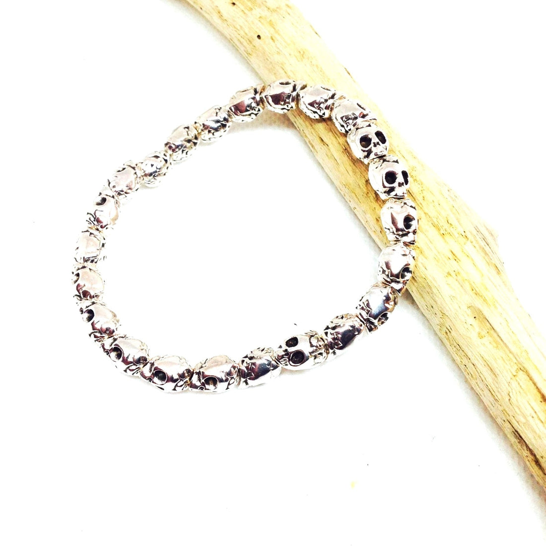 Pulsera de calaveras de metal