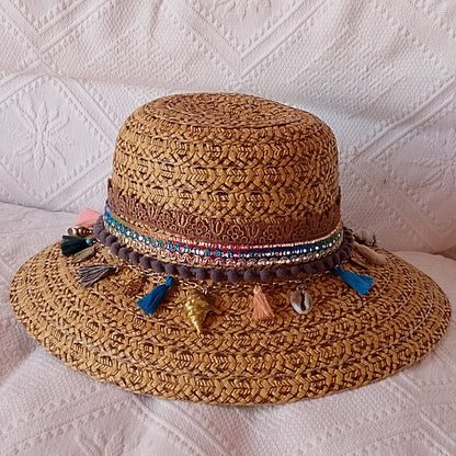 Sombrero de rafia color camel adornado con cintas , borlas y dijes