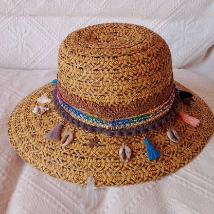 Sombrero de rafia color camel adornado con cintas , borlas y dijes