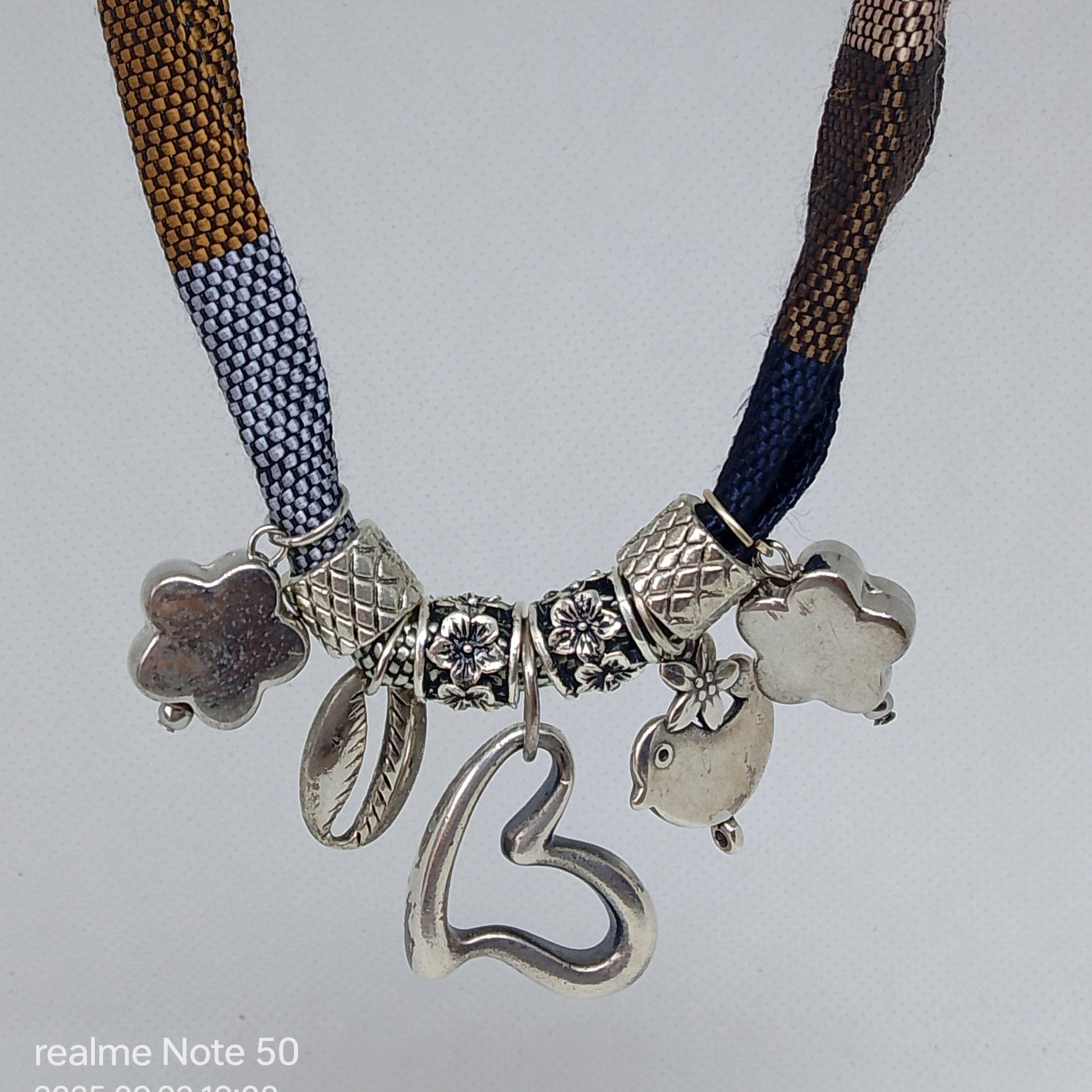 collar de tela con colgantes plateado