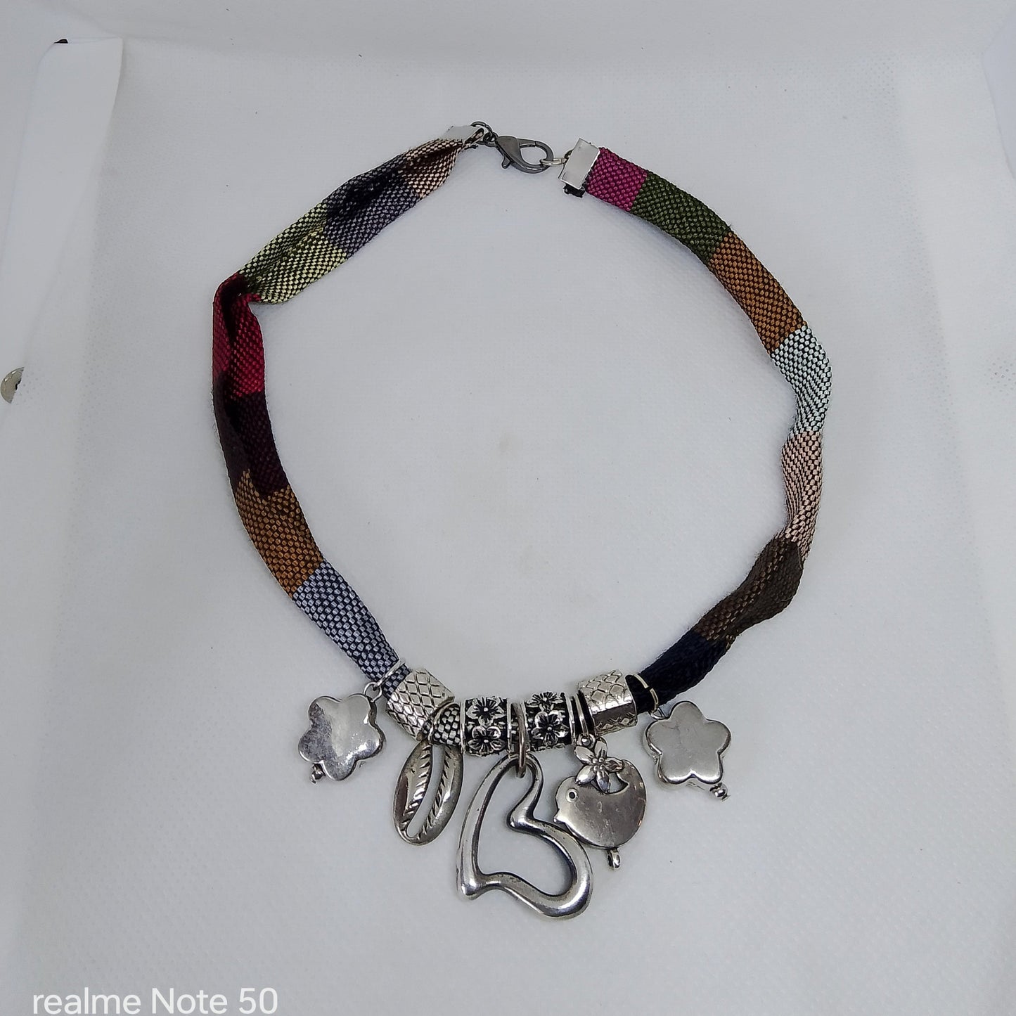 collar de tela con colgantes plateados