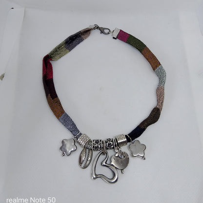 collar de tela con colgantes plateados