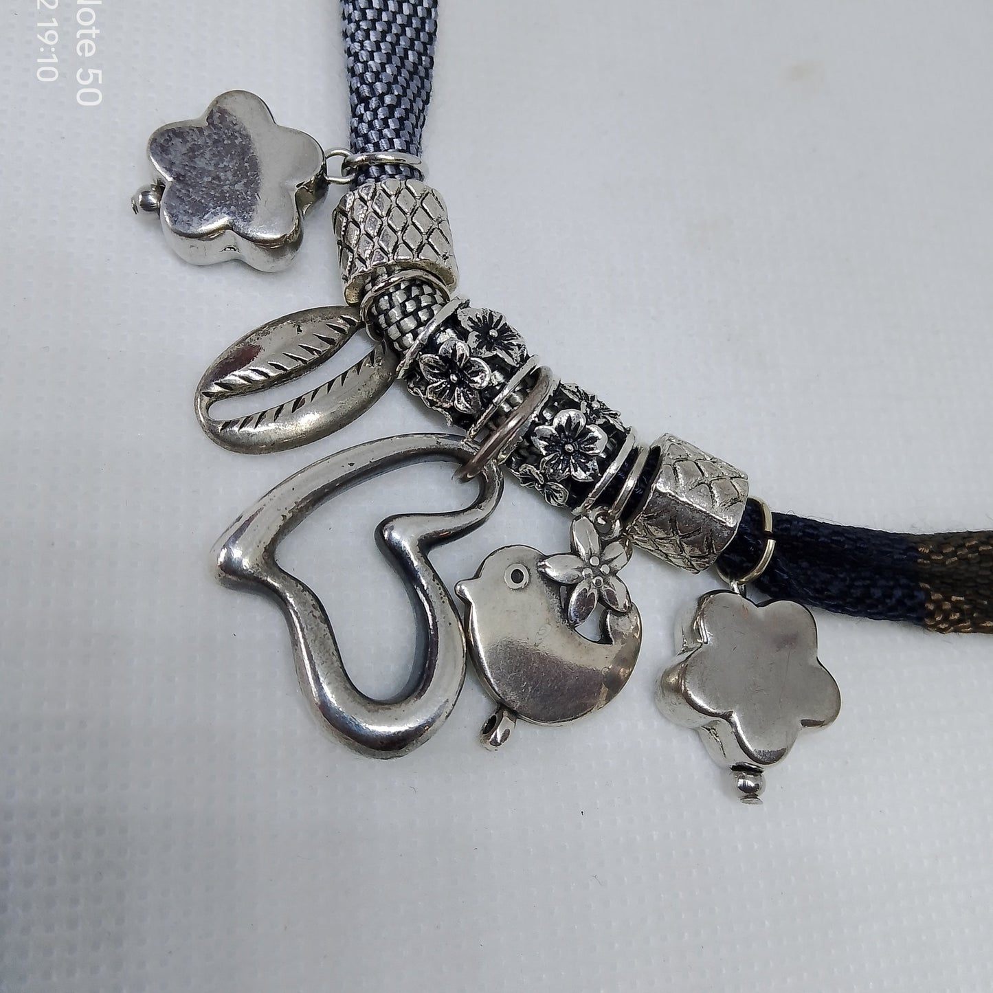 collar de tela con colgantes plateados