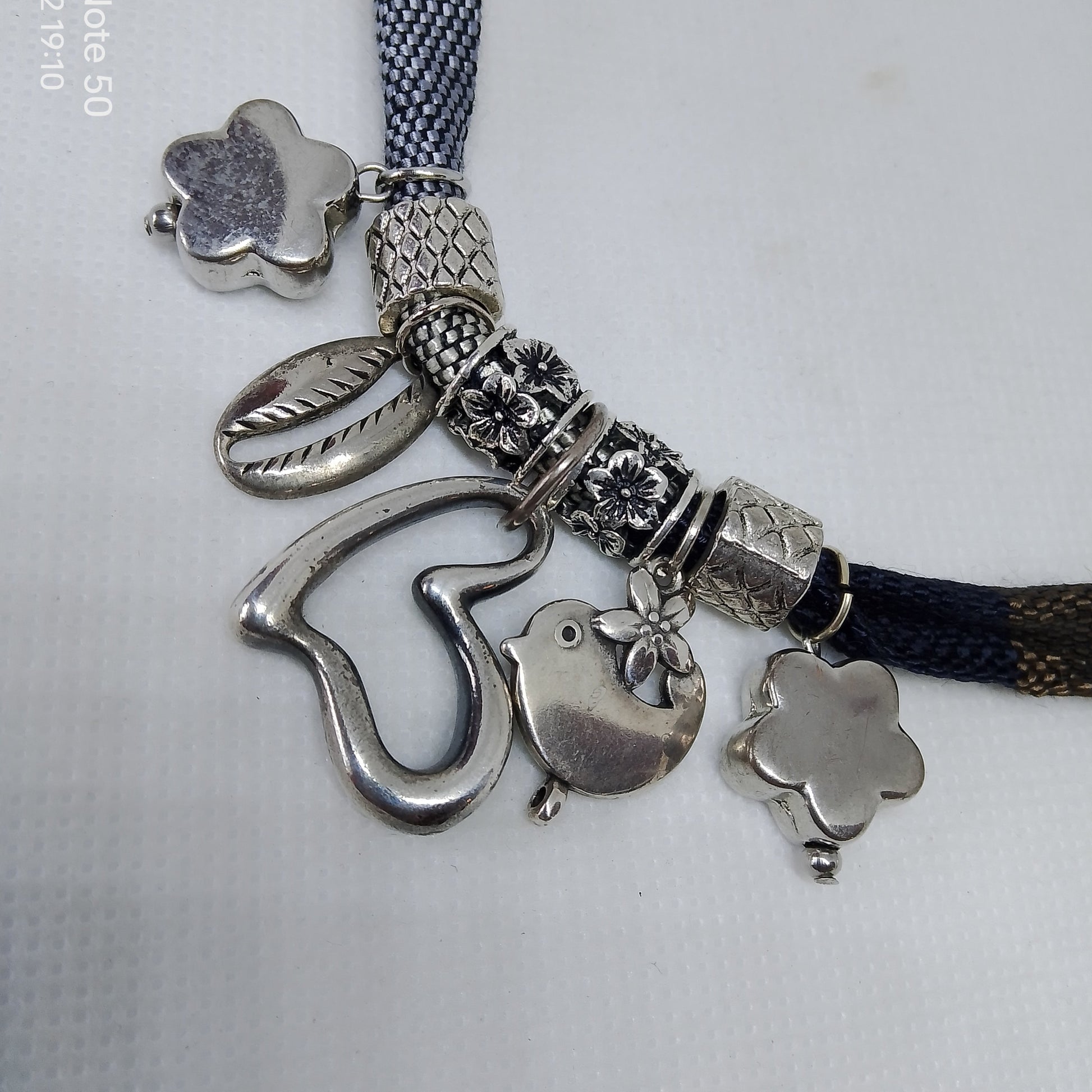 collar de tela con colgantes plateados