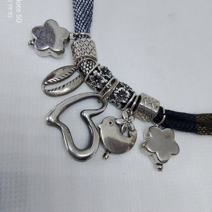 collar de tela con colgantes plateados