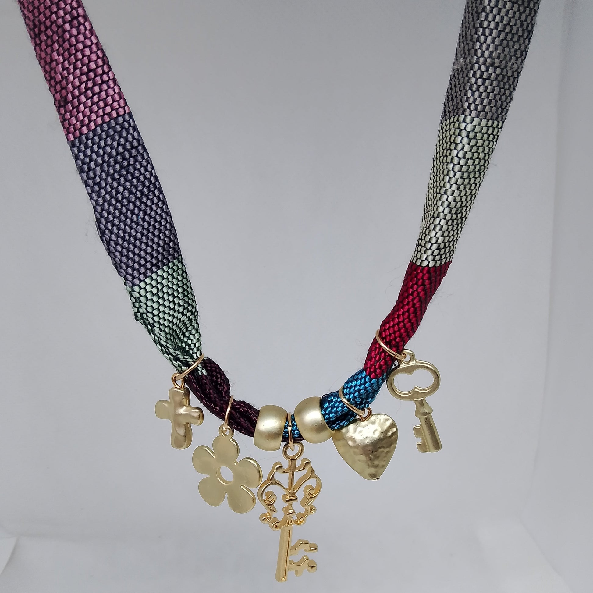 collar de tela con colgantes dorados 