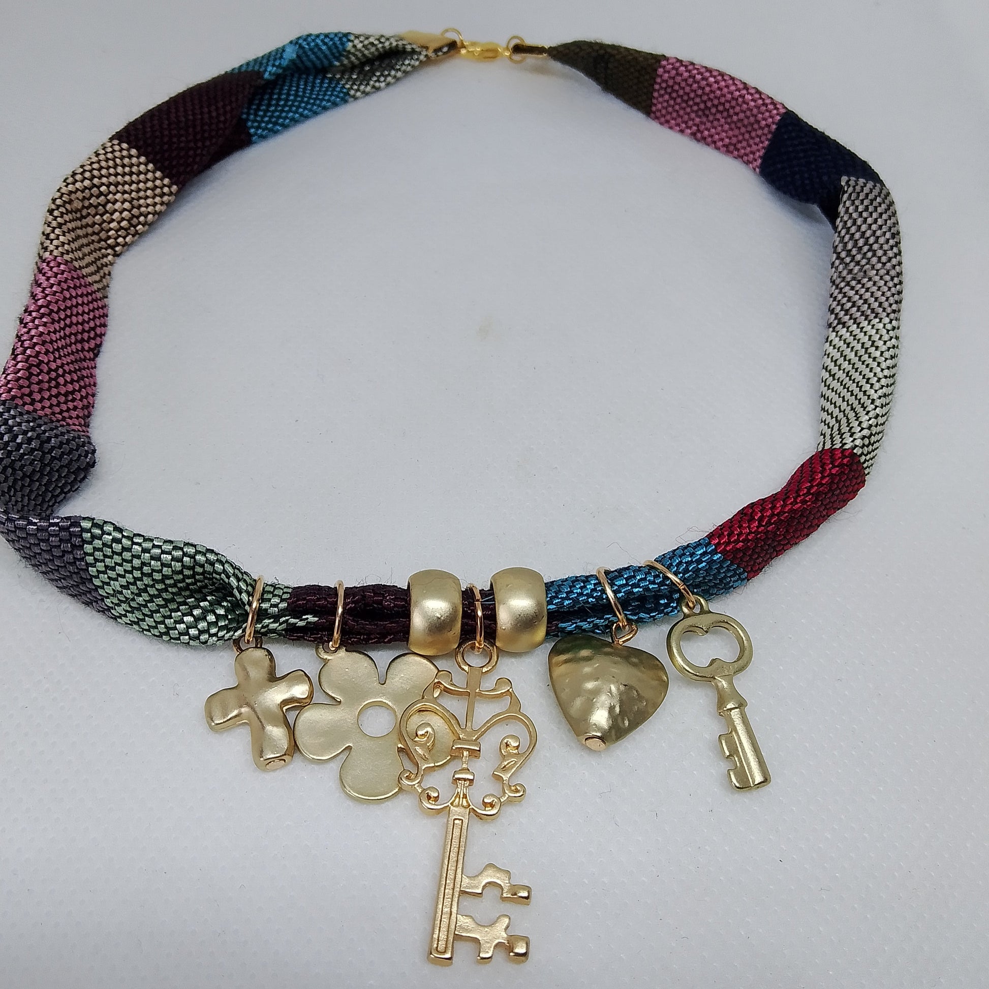 collar de tela con colgantes dorados 