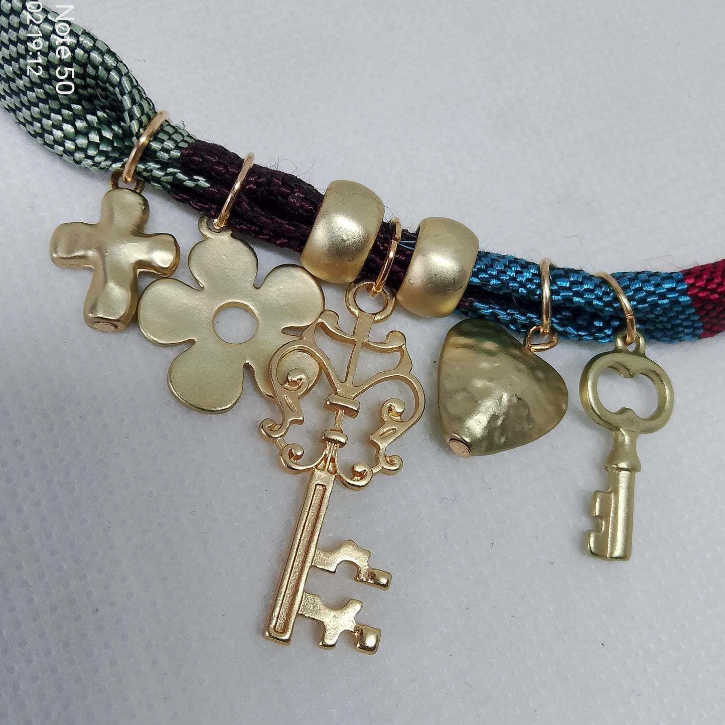 collar de tela con colgantes dorados 