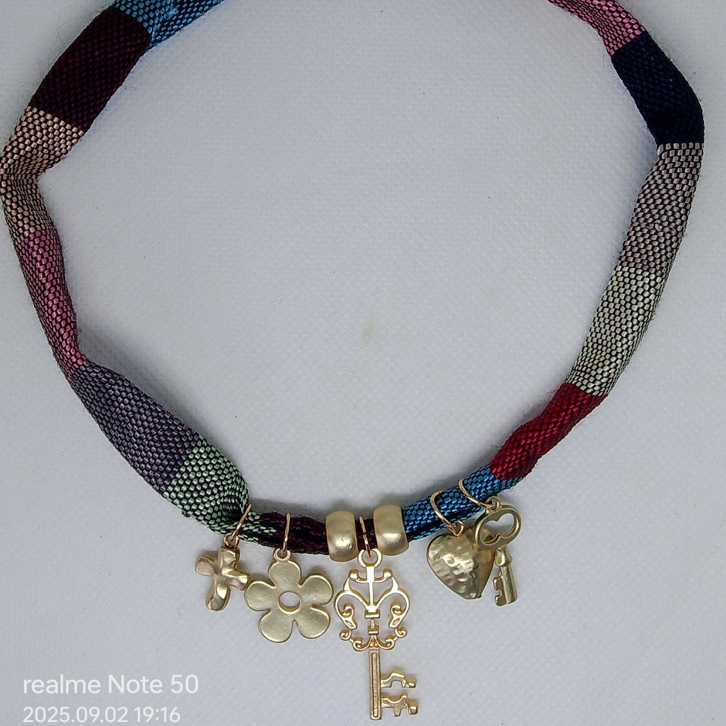 collar de tela co colgantes dorados 