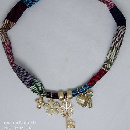 collar de tela co colgantes dorados 