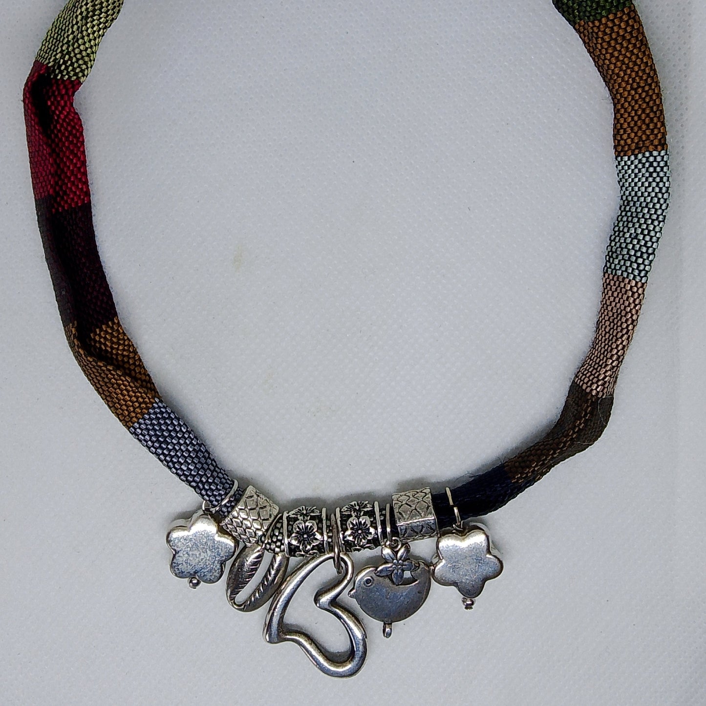 collar de tela co colgantes plateados