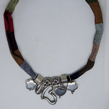 collar de tela co colgantes plateados